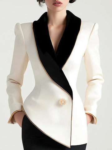Elegante Asymmetrische Witte Blazer met Zwarte Contrasterende Revers