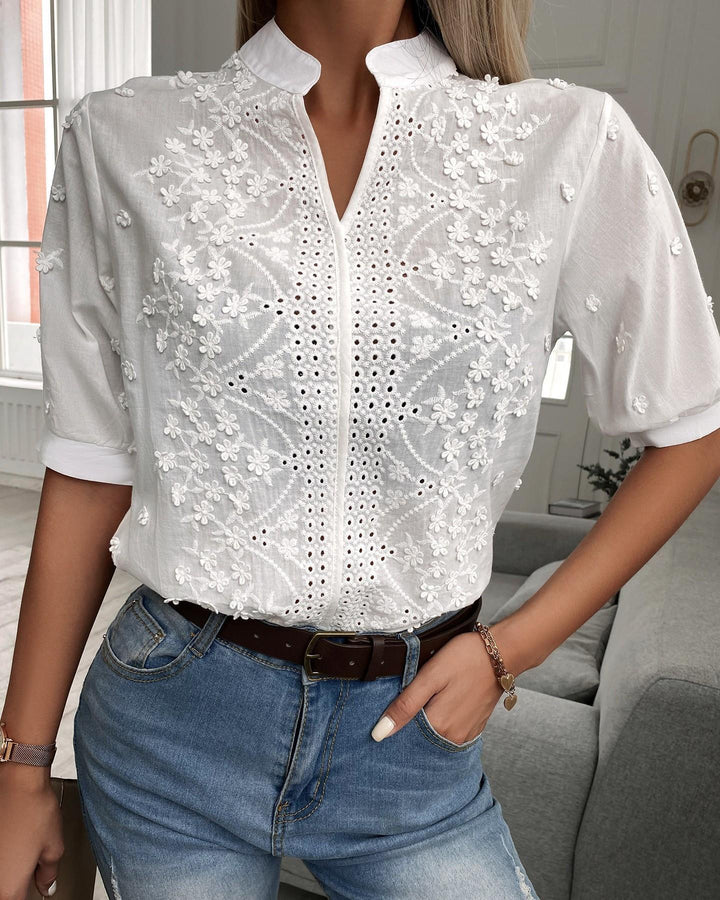 Enid – Geborduurde Blouse met Knopen aan de Voorkant