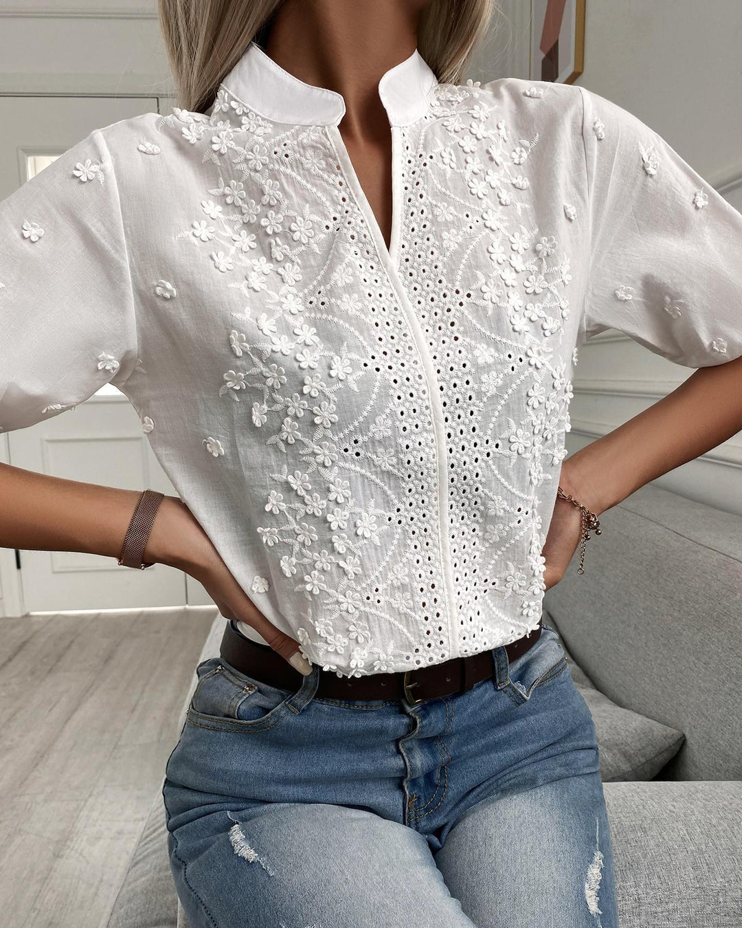 Enid – Geborduurde Blouse met Knopen aan de Voorkant
