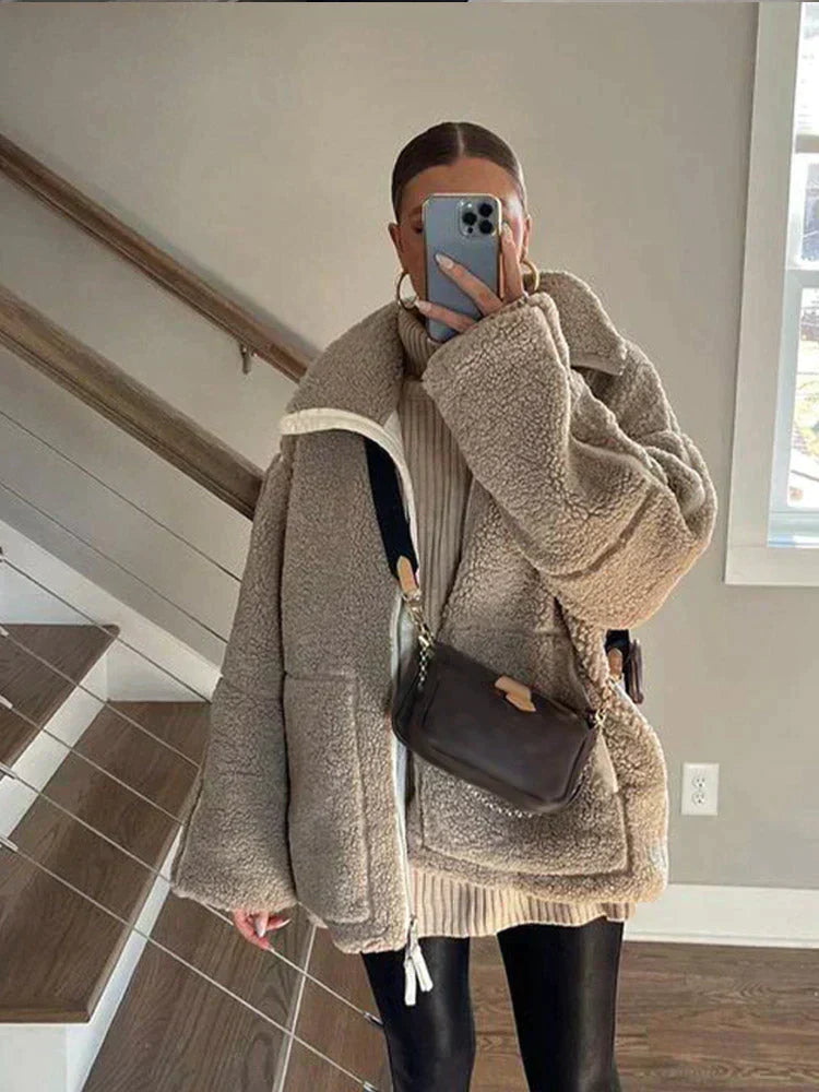 Liora – Oversized Teddyjacken
